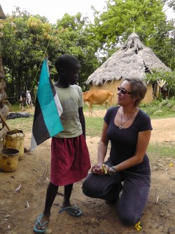 Riina Kuusik-Rajasaar oma kasulapse Sophiaga Lääne-Keenias Shianda külas. Riina toetab Sophia kooliskäimist juba viis aastat. Foto: erakogu