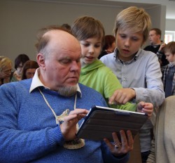 Õpetaja Petri Asperki arvutitund. Hätta jäänud õppijale, psühholoog Voldemar Kolgale ruttas appi koguni kaks lapsõpetajat korraga.