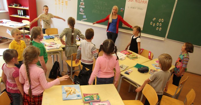 Kunstigümnaasiumi esimene klass, kus vene lapsed õpivad Anu Neutali käe all kõiki õppeaineid esimesest koolipäevast alates ainult eesti keeles. Fotod: Raivo Juurak