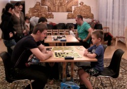 Tallinna Mustakivi lasteaia laste isade üks lemmiktegevus on sport, sealhulgas kabemäng. Fotod: erakogu
