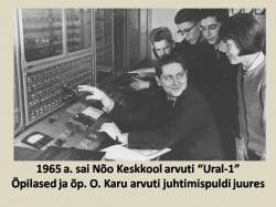 1965. aastal sai Nõo keskkool arvuti „Ural-1”. Õpilased ja õpetaja O. Karu arvuti juhtimispuldi juures. Foto: arhiiv