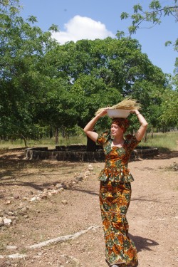Nagu aafriklanna: Liina Saaremäe kohalikus kostüümis ja kandamiga pea peal. 