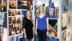 Tartu kaubamajas saab 16. juunini näha näitust, kus on väljas kunstigümnaasiumi õpilaste tööd läbi aegade. Tänavused kunstiklassi lõpetajad Karolin Viilukas ja Tairi Kollo.  