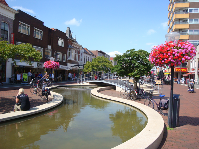 Hollandi Hoogeveeni-nimelise väikelinna üht peatänavat Hoofdstraati kaunistab kenasti sinusoidina looklevas betoonsängis voolav kunstlik jõgi. Foto: Mait Talts