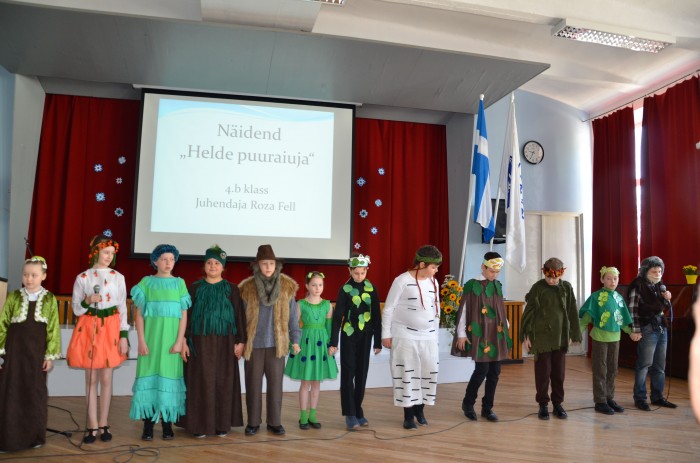 Vene õpilased esitasid eesti keeles näidendi „Helde puuraiuja”.
