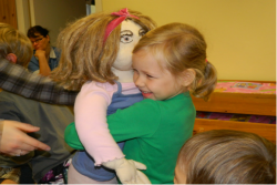Persona Dollsi nukud on kolme-nelja-aastase lapse mõõtu. Kallistades kasvab empaatia, ka endast erineva vastu. Fotod: Suitsupääsupesa lasteaed